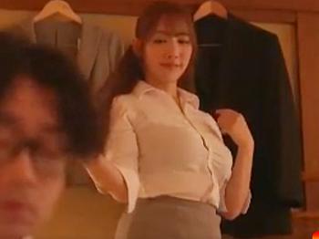 [小宵こなん]『爆乳女上司＼ＮＴＲ出張・』ふふお着がえ覗き見ダメよ‥ウブな眼鏡くんを母性が壊れたママが逆夜這いしちまうぜww