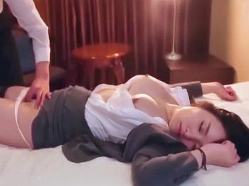 [愛宝すず]死ぬほど嫌いなセクハラ上司に一晩中イカされて･･･？！「泥酔NTR」色白清楚な巨乳OL…出張先で絶望の肉便器堕ち