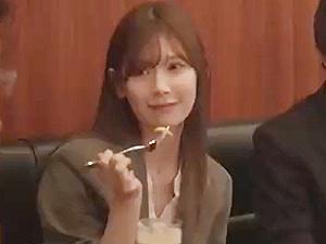 [OL]ホテル相部屋不倫《明里つむぎ/中出し》転職先の美人受付嬢に性欲は暴走しいきり勃ったチンポでモノにした