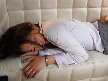 [NTR]【美乳OLと相部屋でドキドキ♡】清楚なお姉さんと一晩中イチャイチャ！隣の部屋にバレないように秘密のセックス！