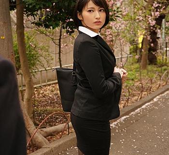 [本田瞳]【相部屋NTR】『憧れの美人上司と同室に？』興奮してしまった部下と関係を持ってしまう人妻上司！！【】