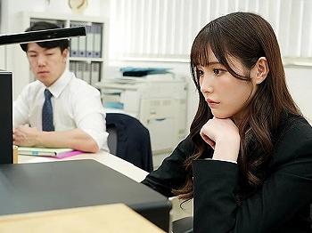 [YouJizz]【生意気な後輩と…】年下の後輩と相部屋ホテルで♥大切な彼氏がいるのに…ベッドで乱れイキ！情熱的な夜を過ごしちゃう！