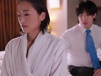 [エロ]【相部屋×人妻】「やめて…夫に知られる…」出張中に部下に強制的に全裸にされ欲望のままに弄ばれ快楽に堕ちる上司