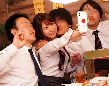 [巨乳]［フェラ×中出し］優しくおちん●に触って男性器を感じ興奮してエロさが爆発しちゃうキャリアウーマン