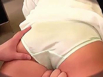 [エロ]【相部屋】出張先の宿泊所で女上司の着替えを密かに眺める男性部下！子宮深くを猛烈に突きまくり絶頂の連続で快感に溺れる！